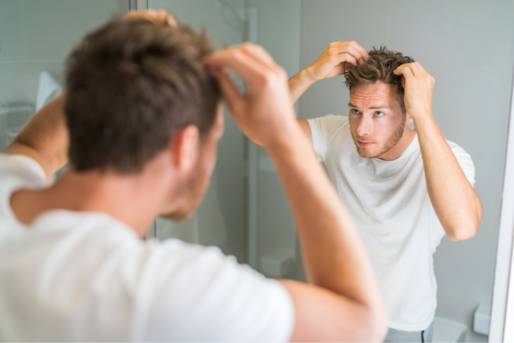 Chute de cheveux : quand s’inquiéter? Le guide médical complet